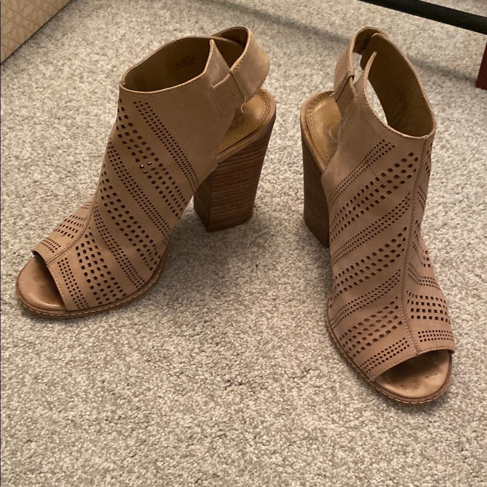 Gianni Bini Stylish Tan Peep-Toe Heeled Sandals